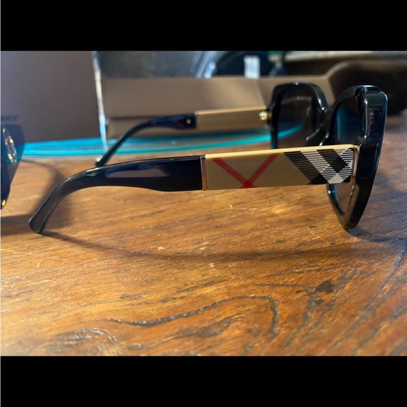 Medium size Square black Burberry sunglasses w/ the Burberry colors on the side. - Picture 2 of 2